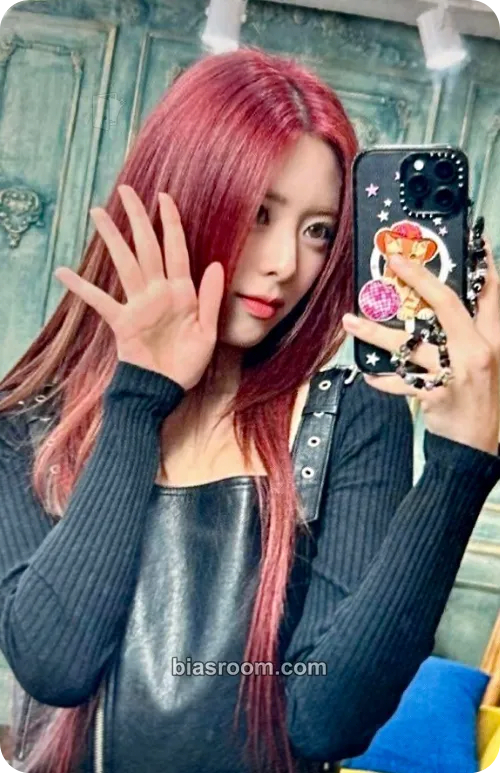 Yuna BORN TO BE Photocard - ITZY - ITZY K-pop photocard