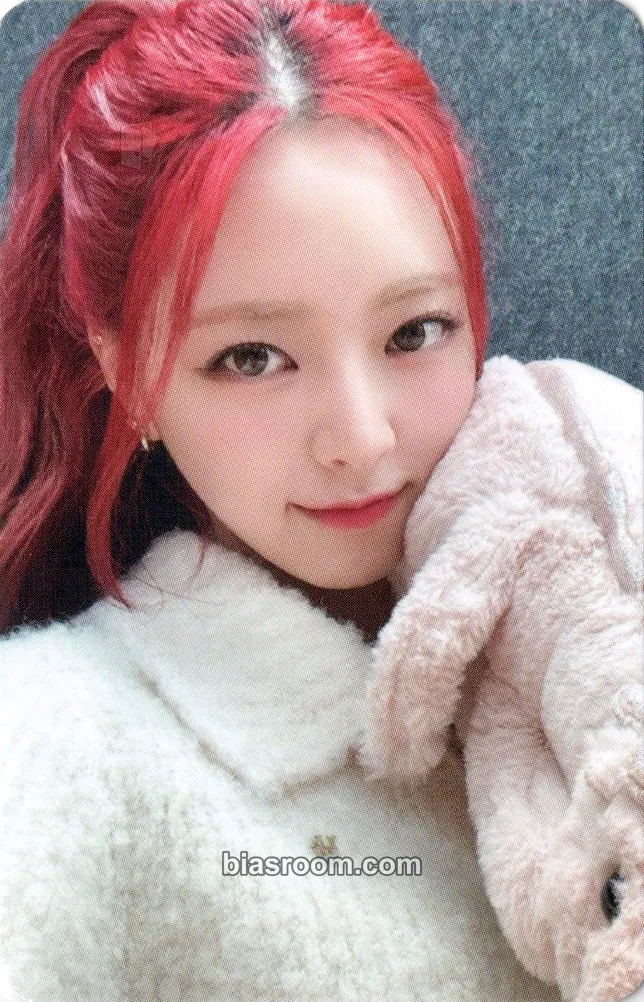 Yuna BORN TO BE Photocard - ITZY - ITZY K-pop photocard