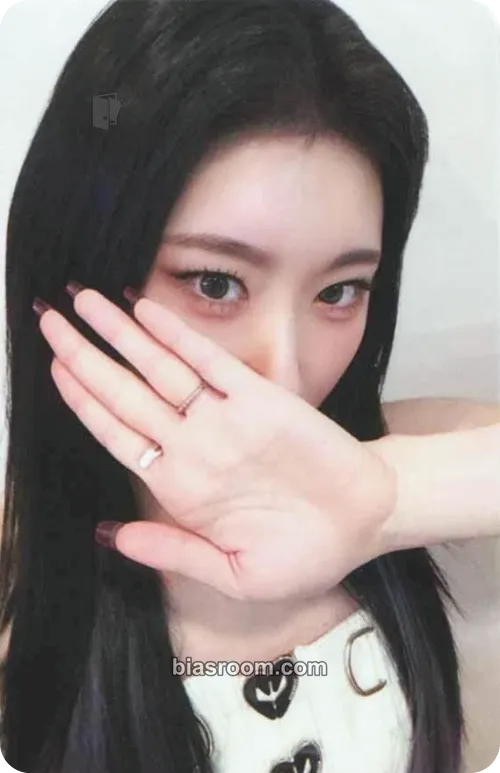 Chaeryeong BORN TO BE Photocard - ITZY - ITZY K-pop photocard