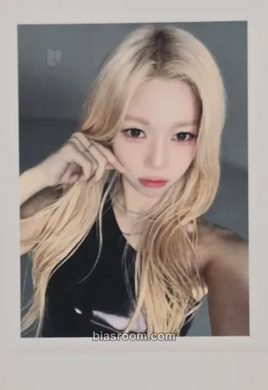 Dahyun Beyond Beauty Photocard - tripleS - tripleS K-pop photocard