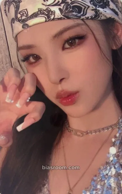 Mai Not Just Pretty Photocard - izna - izna K-pop photocard