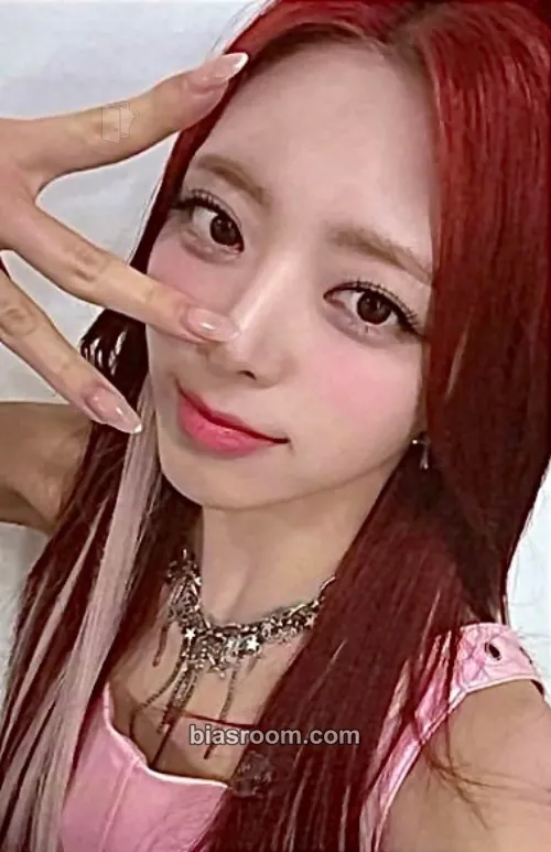 Yuna BORN TO BE Photocard - ITZY - ITZY K-pop photocard