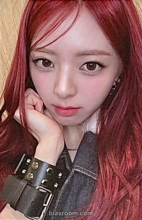 Yuna BORN TO BE Photocard - ITZY - ITZY K-pop photocard
