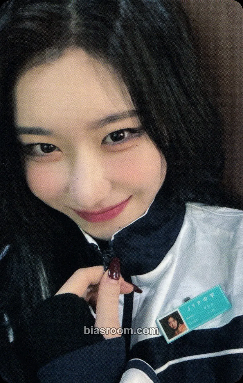 Chaeryeong BORN TO BE Photocard - ITZY - ITZY K-pop photocard