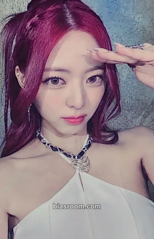 Yuna BORN TO BE Photocard - ITZY - ITZY K-pop photocard