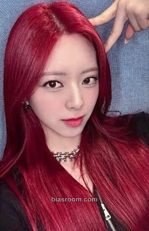 Yuna BORN TO BE Photocard - ITZY - ITZY K-pop photocard