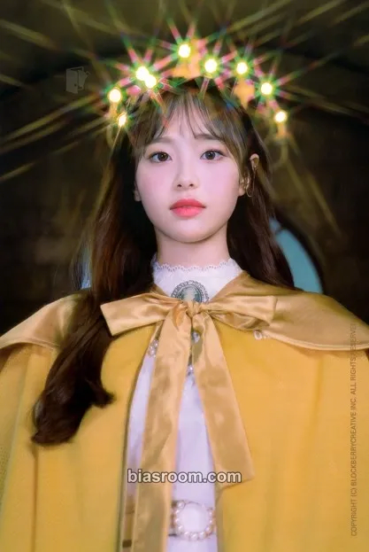 Chuu Official Lightstick Photocard - LOONA - LOONA K-pop photocard