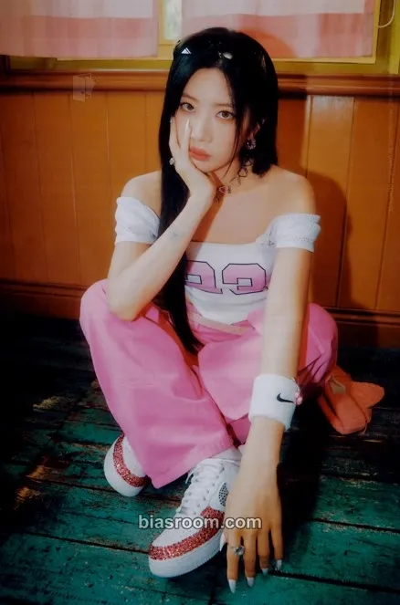 Kim Lip ODD EYE CIRCLE 1st World Tour: Volume UP Photocard - ARTMS - ARTMS K-pop photocard