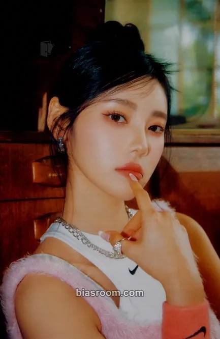JinSoul ODD EYE CIRCLE 1st World Tour: Volume UP Photocard - ARTMS - ARTMS K-pop photocard