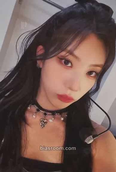 Kim Lip ODD EYE CIRCLE 1st World Tour: Volume UP Photocard - ARTMS - ARTMS K-pop photocard