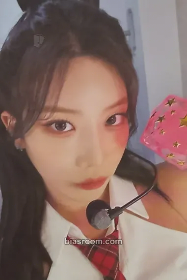 Kim Lip ODD EYE CIRCLE 1st World Tour: Volume UP Photocard - ARTMS - ARTMS K-pop photocard