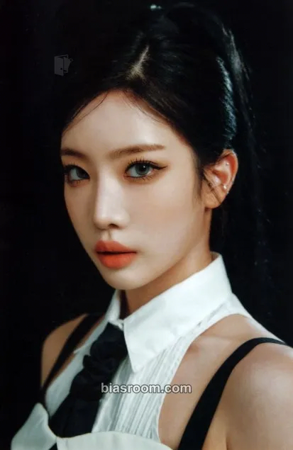Kim Lip ODD EYE CIRCLE 1st World Tour: Volume UP Photocard - ARTMS - ARTMS K-pop photocard