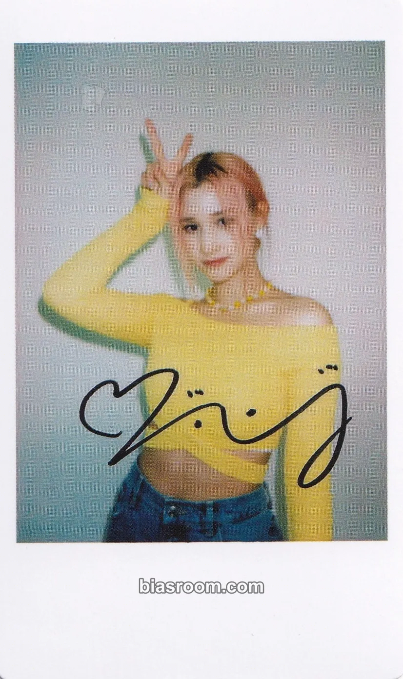 Huening Bahiyyih KNIGHT Magazine Photocard - Kep1er - Kep1er K-pop photocard