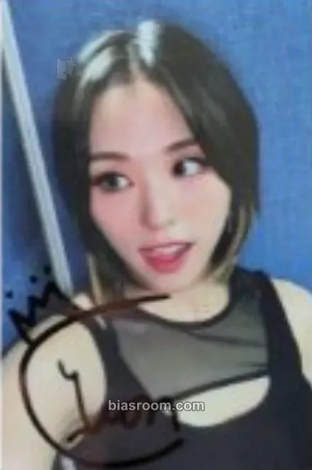 Queenz Eye - Wonchae - UNI-Q Album broadcast gift signed