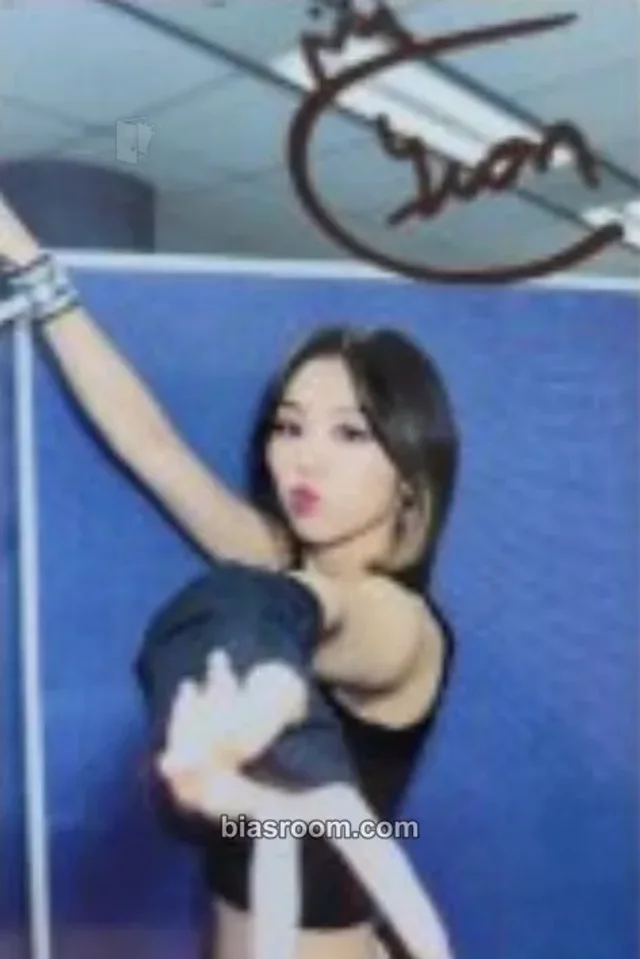 Queenz Eye - Wonchae - UNI-Q Album broadcast gift signed