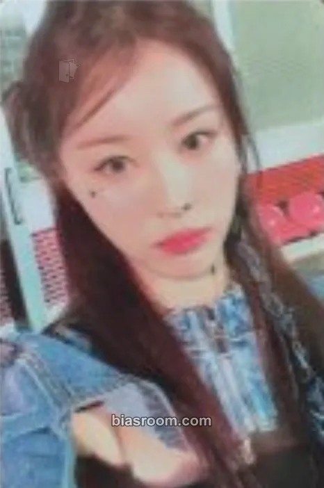 Narin UNI-Q Photocard - Queenz Eye - Queenz Eye K-pop photocard