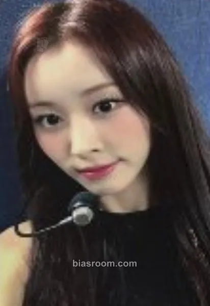 Narin UNI-Q Photocard - Queenz Eye - Queenz Eye K-pop photocard