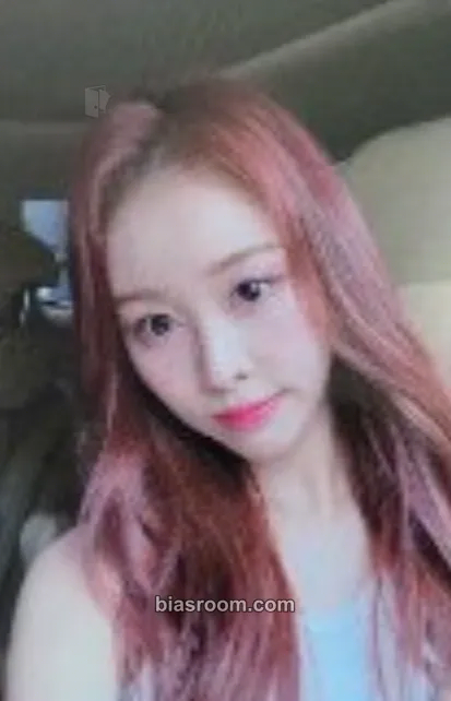Narin UNI-Q Photocard - Queenz Eye - Queenz Eye K-pop photocard