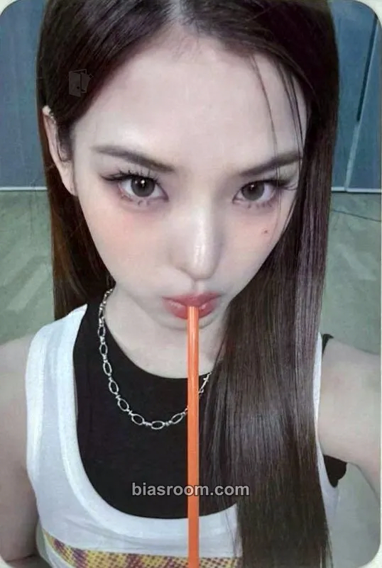 Mai 1st Fan Con <Not Just Pretty> Photocard - izna - izna K-pop photocard
