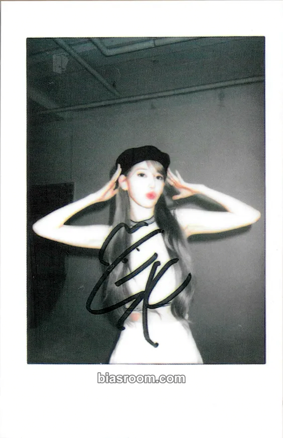 Sakura tmrw Magazine | Sakura, Huh Yunjin, Kazuha (China) Photocard - LE SSERAFIM - LE SSERAFIM K-pop photocard