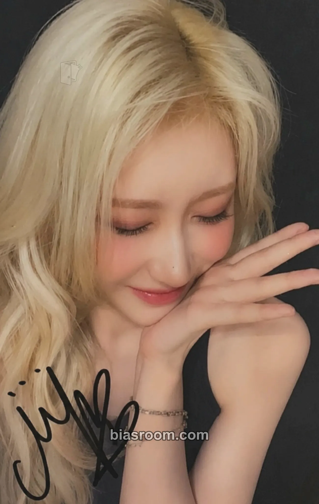Chaeryeong GOLD Photocard - ITZY - ITZY K-pop photocard