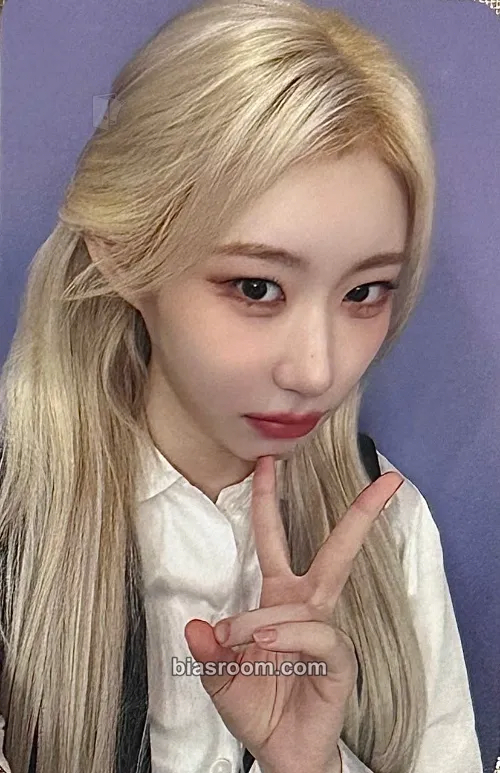 Chaeryeong GOLD Photocard - ITZY - ITZY K-pop photocard