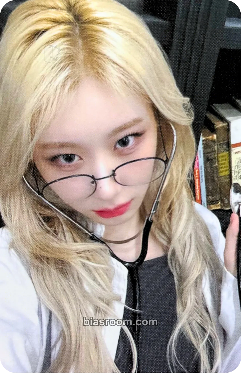 Chaeryeong GOLD Photocard - ITZY - ITZY K-pop photocard