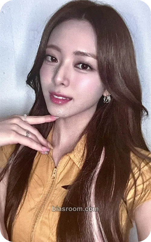 Yuna GOLD Photocard - ITZY - ITZY K-pop photocard