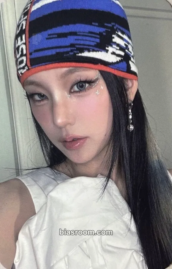 Yeji GOLD Photocard - ITZY - ITZY K-pop photocard