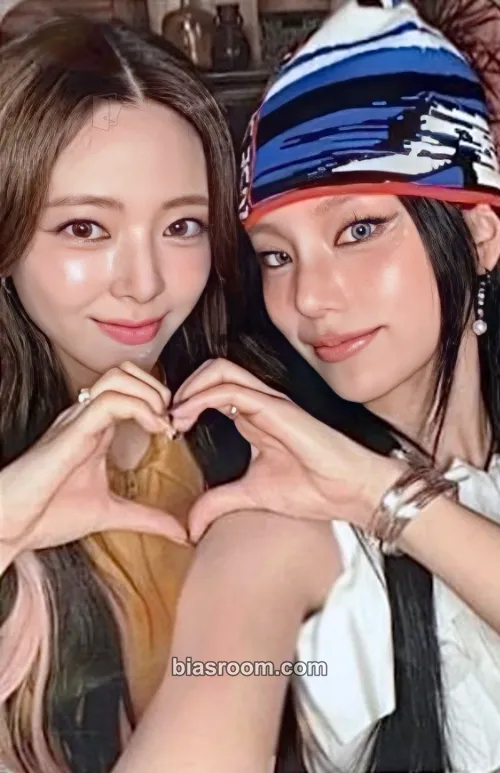 GOLD Photocard - ITZY - ITZY K-pop photocard