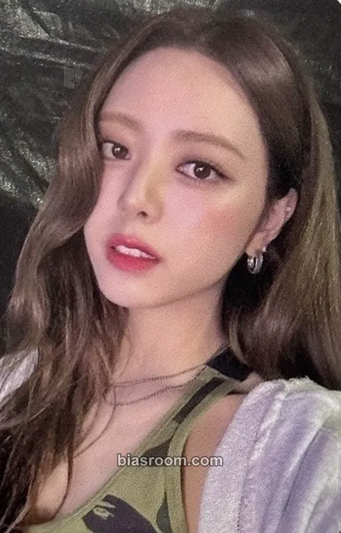 Yuna GOLD Photocard - ITZY - ITZY K-pop photocard
