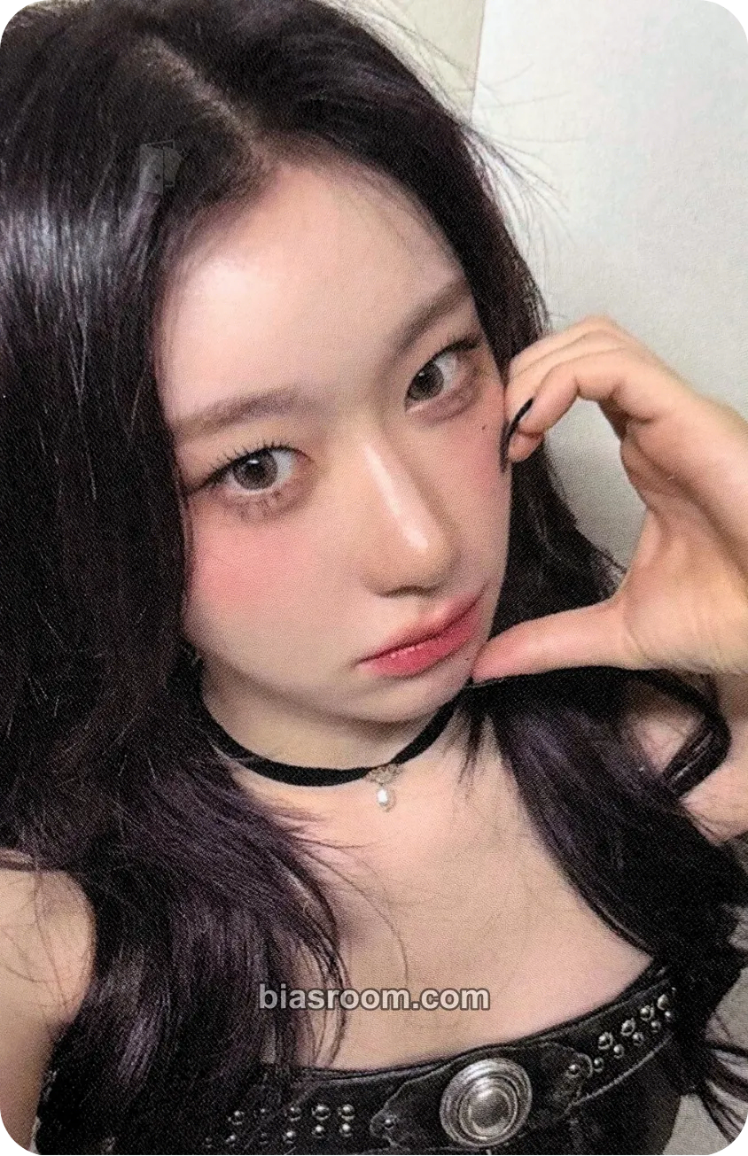 Chaeryeong GOLD Photocard - ITZY - ITZY K-pop photocard