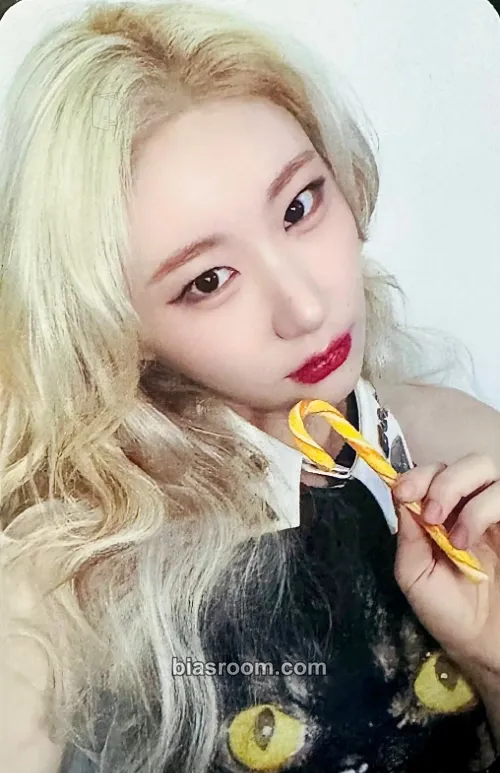 Chaeryeong GOLD Photocard - ITZY - ITZY K-pop photocard