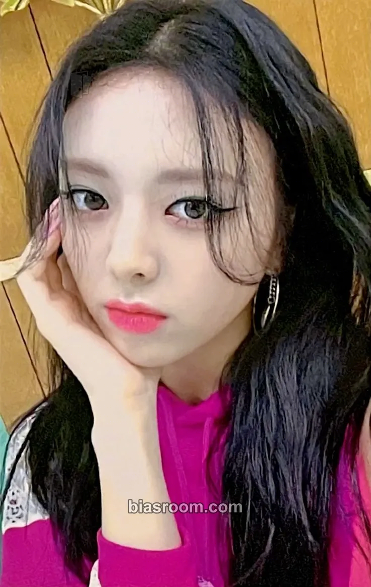 Yuna Crazy in Love Photocard - ITZY - ITZY K-pop photocard