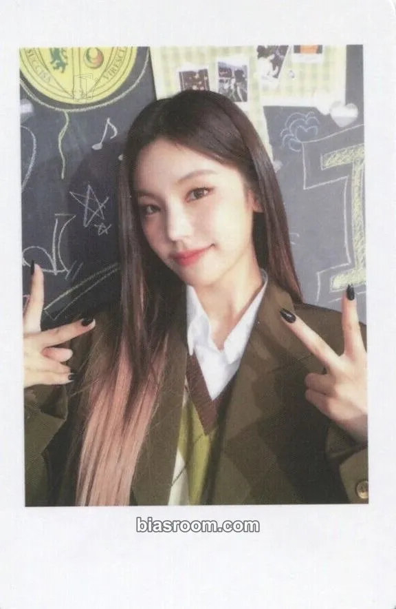 Yeji 2023: Best Friends Forever Season's Greetings Photocard - ITZY - ITZY K-pop photocard