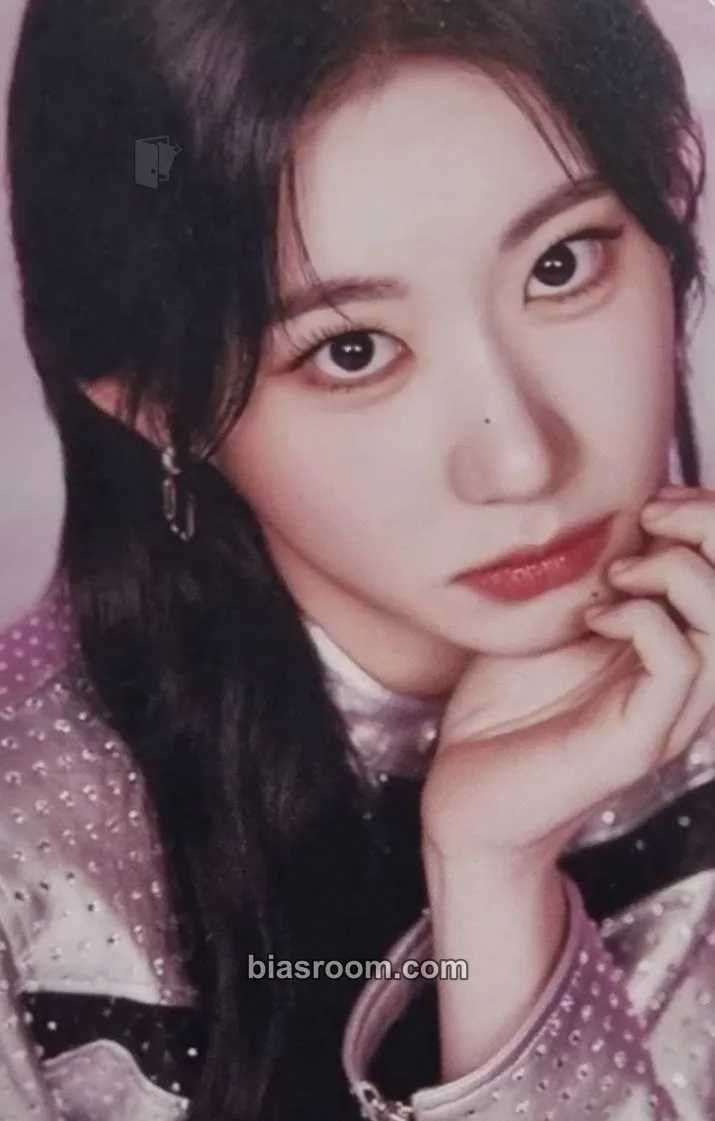 Chaeryeong ITZY 2nd World Tour 'Born To Be' Photocard - ITZY - ITZY K-pop photocard