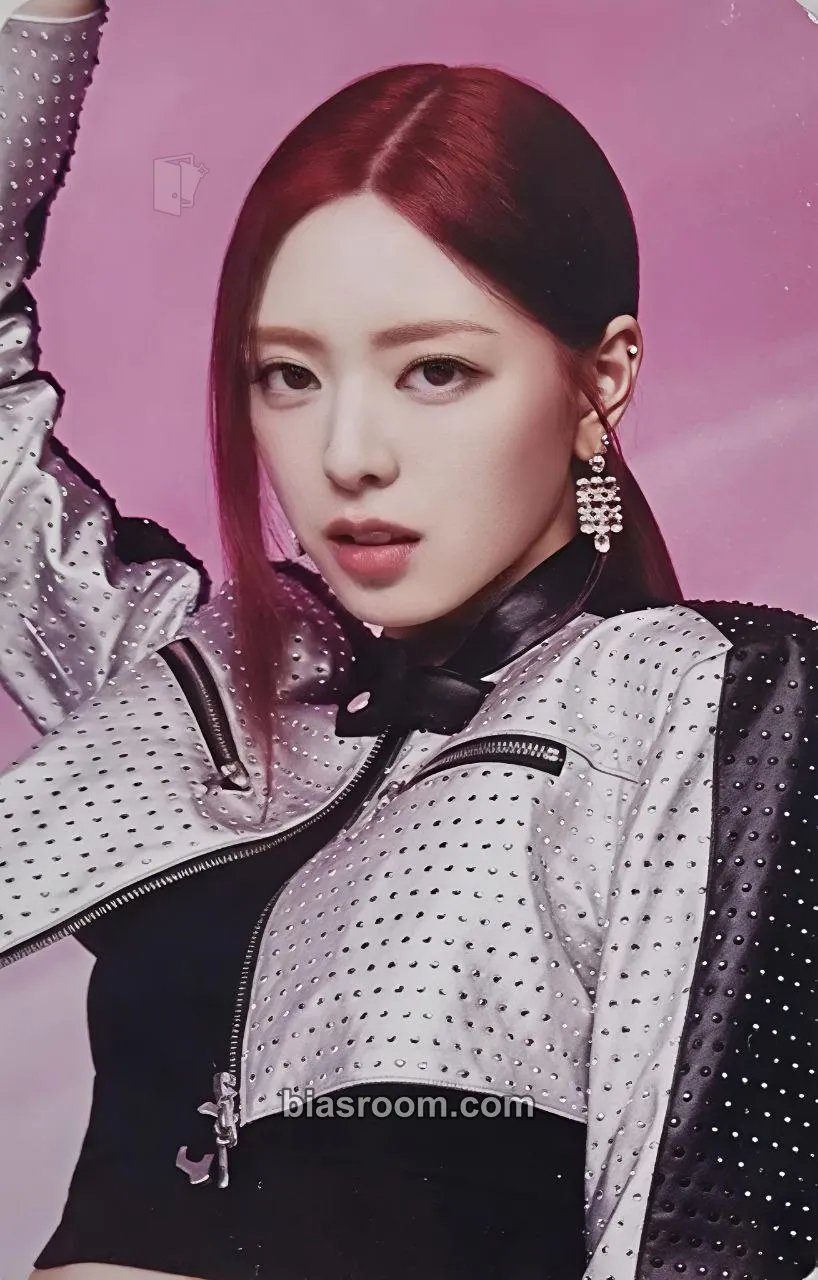 Yuna ITZY 2nd World Tour 'Born To Be' Photocard - ITZY - ITZY K-pop photocard
