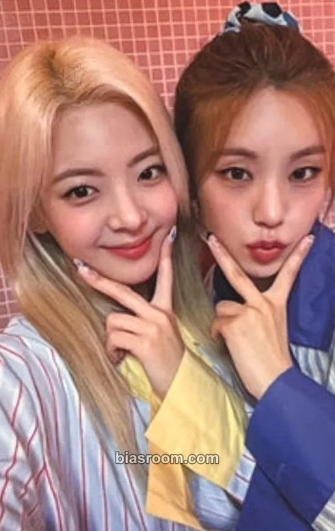 2024: Best Friends Forever Season's Greetings Photocard - ITZY - ITZY K-pop photocard