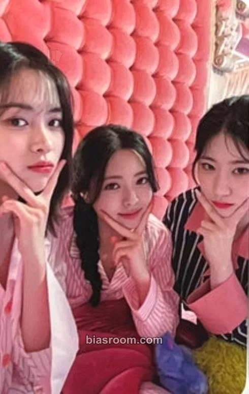 2024: Best Friends Forever Season's Greetings Photocard - ITZY - ITZY K-pop photocard
