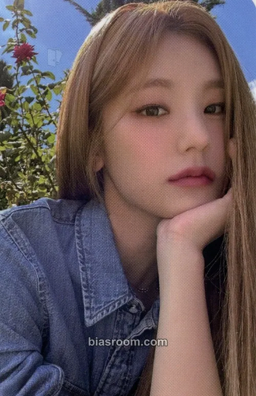 Yeji 2024: Best Friends Forever Season's Greetings Photocard - ITZY - ITZY K-pop photocard