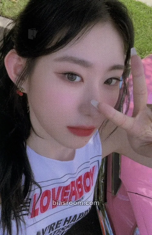 Chaeryeong 2024: Best Friends Forever Season's Greetings Photocard - ITZY - ITZY K-pop photocard