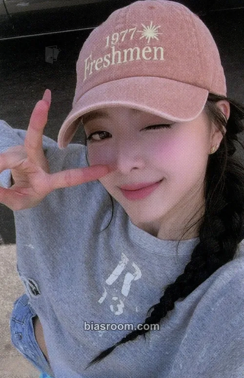 Yuna 2024: Best Friends Forever Season's Greetings Photocard - ITZY - ITZY K-pop photocard