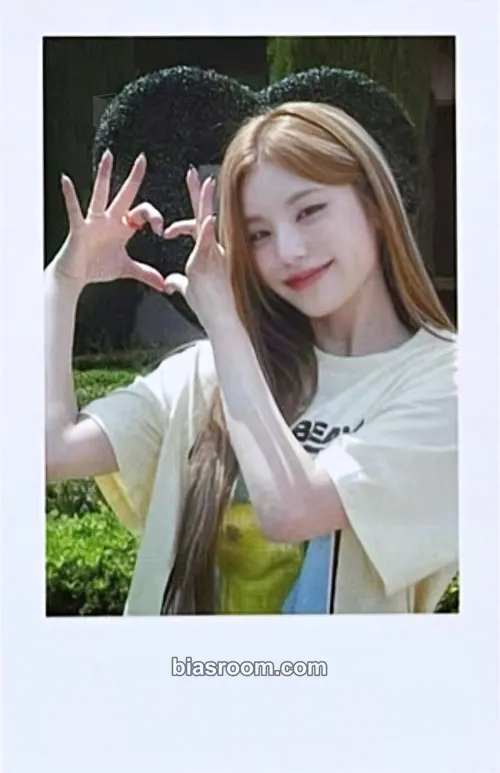 Yeji 2024: Best Friends Forever Season's Greetings Photocard - ITZY - ITZY K-pop photocard