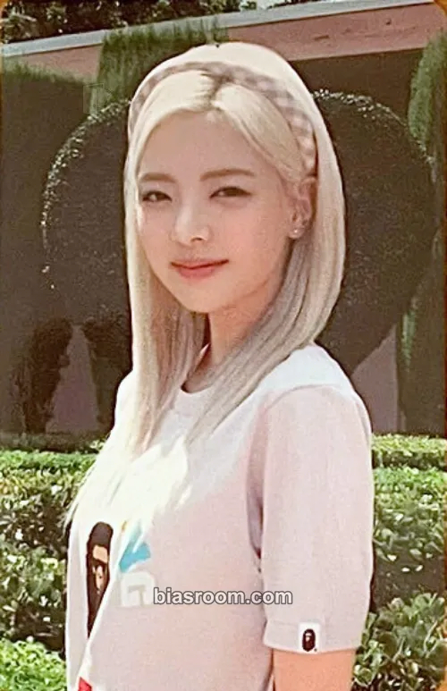 Lia 2024: Best Friends Forever Season's Greetings Photocard - ITZY - ITZY K-pop photocard