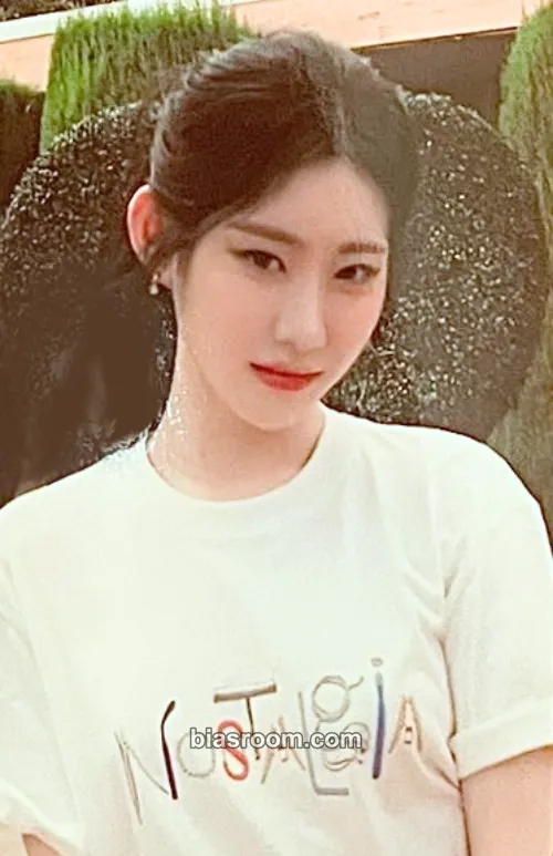 Chaeryeong 2024: Best Friends Forever Season's Greetings Photocard - ITZY - ITZY K-pop photocard