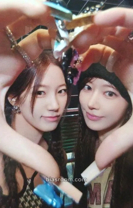 DIFFERENT Photocard - LE SSERAFIM - LE SSERAFIM K-pop photocard