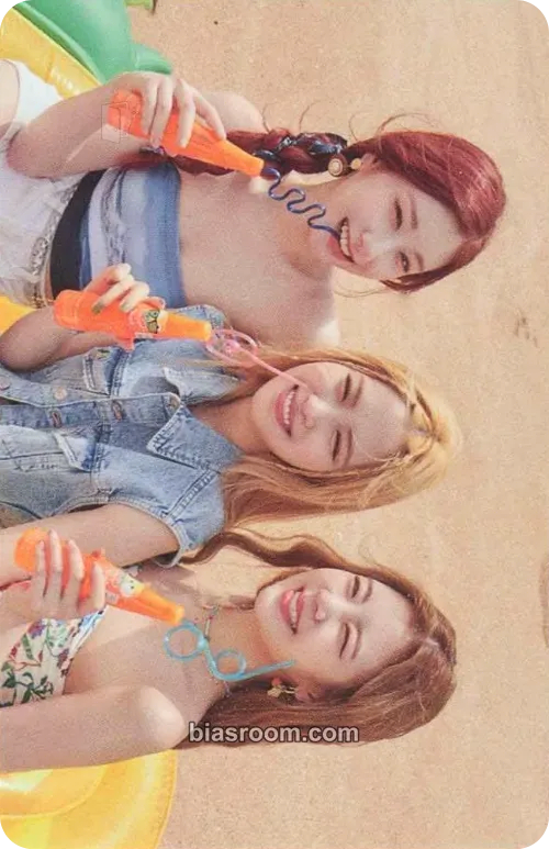2022: Best Friends Forever Season's Greetings Photocard - ITZY - ITZY K-pop photocard