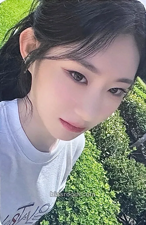 Chaeryeong 2024: Best Friends Forever Season's Greetings Photocard - ITZY - ITZY K-pop photocard