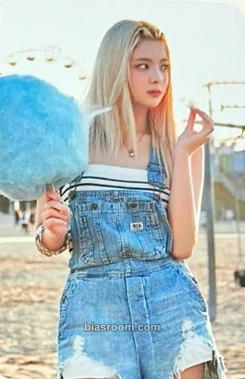 Lia 2024: Best Friends Forever Season's Greetings Photocard - ITZY - ITZY K-pop photocard