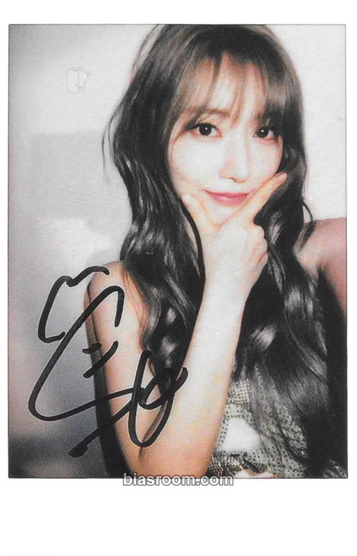 Sakura Herdes Magazine | Sakura (China) Photocard - LE SSERAFIM - LE SSERAFIM K-pop photocard